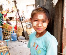 Flicka med thanaka, Myanmar